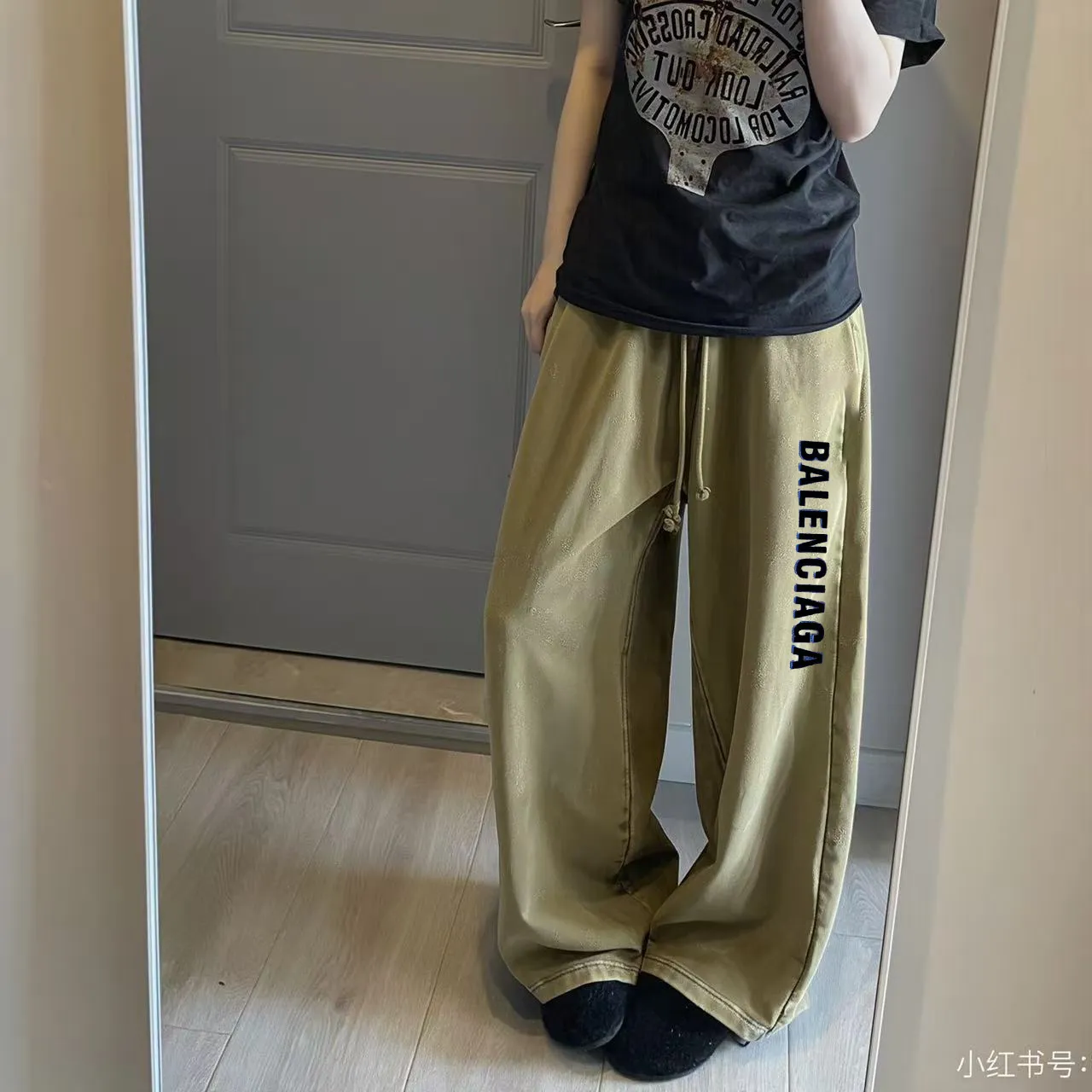 "𝙉𝙚𝙬⚜️Balenciaga" 2026 Autumn and Winter New Arrival sweatpants 360g 100% cotton distressed fried snowflakes, suede laminated print, wide-leg trousers Color: Black Blue green coffee, Sizes: S M L XL XXL Buy now👉 Buy now👉 Buy now👉